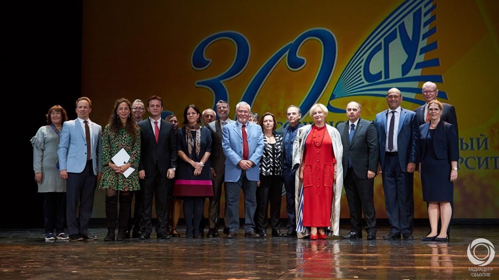 Internationale Gäste mit Rektorin Galina Romanova (in Rot) beim Festakt zum 30. Jubiläum der Sochi State University am Schwarzen Meer.